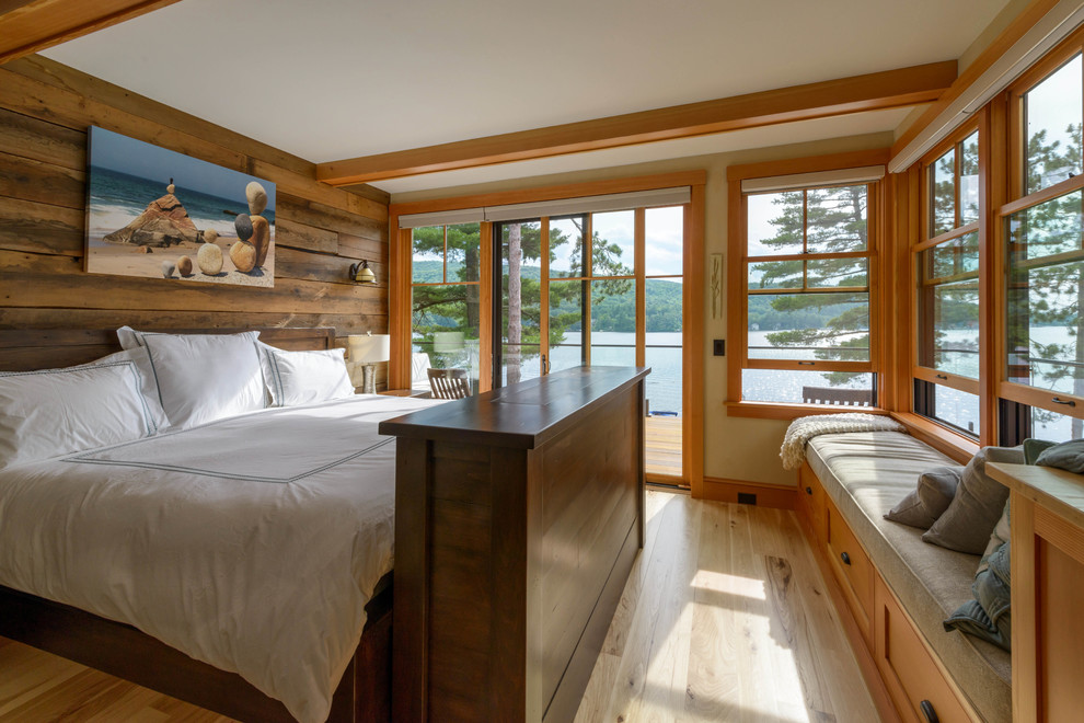 На фото: спальня в морском стиле с коричневыми стенами, полом из ламината и бежевым полом с