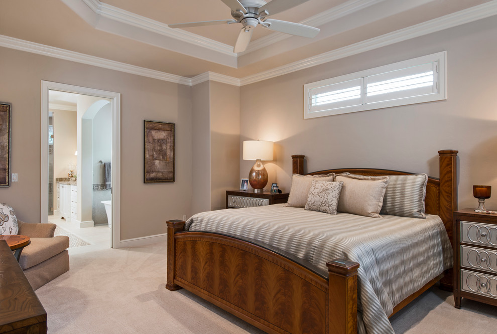 На фото: гостевая спальня среднего размера, (комната для гостей) в стиле неоклассика (современная классика) с бежевыми стенами и ковровым покрытием без камина