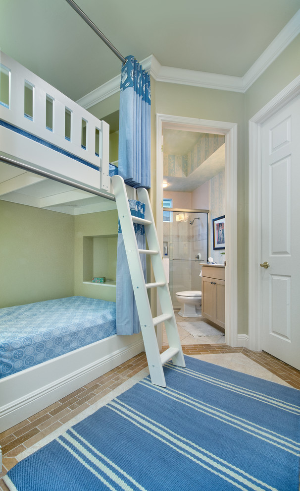 Пример оригинального дизайна: гостевая спальня среднего размера, (комната для гостей) в стиле неоклассика (современная классика) с бежевыми стенами, полом из керамической плитки и бежевым полом