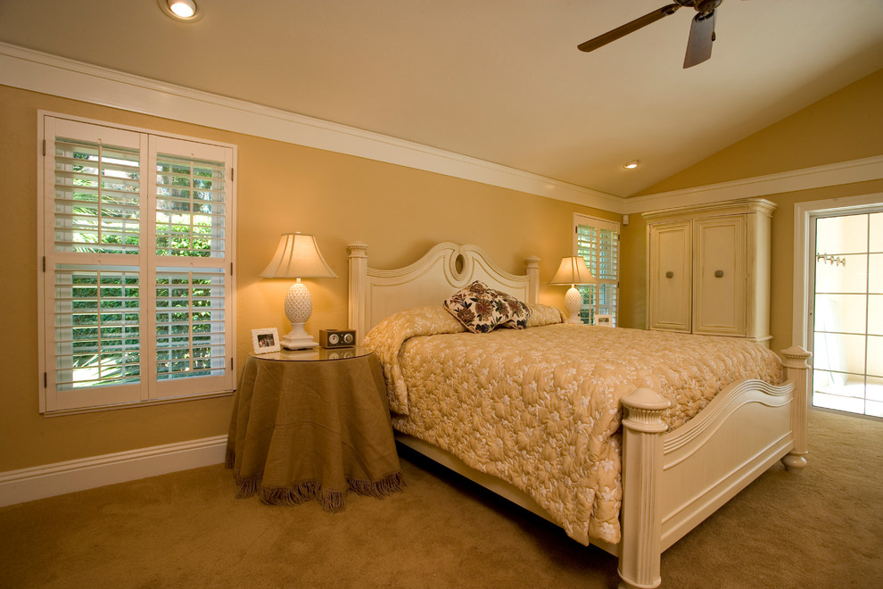 Идея дизайна: хозяйская спальня в классическом стиле с желтыми стенами, ковровым покрытием и коричневым полом
