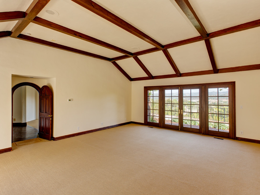 Großes Uriges Hauptschlafzimmer mit beiger Wandfarbe, Teppichboden und beigem Boden in Los Angeles