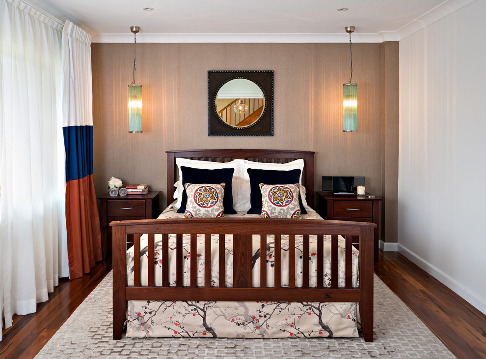 Idée de décoration pour une chambre parentale champêtre de taille moyenne avec un mur marron et un sol en bois brun.