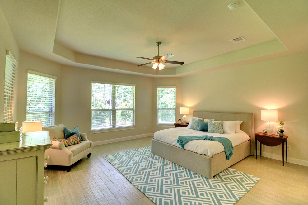 Imagen de dormitorio principal clásico renovado extra grande con paredes beige, suelo de baldosas de porcelana y suelo beige