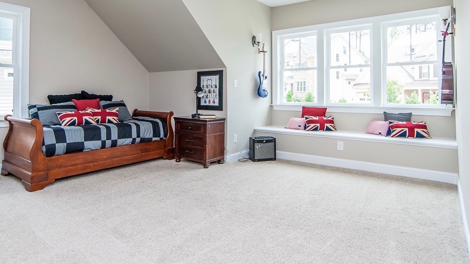 Landhausstil Gästezimmer mit beiger Wandfarbe, Teppichboden und beigem Boden in Raleigh
