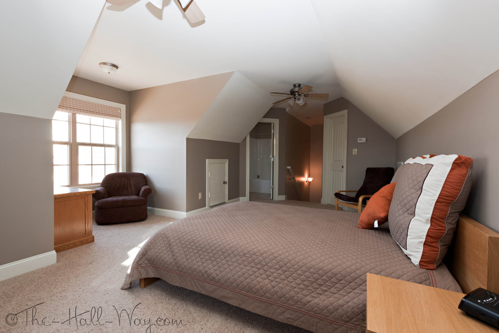 Modelo de habitación de invitados clásica renovada grande sin chimenea con paredes grises y moqueta