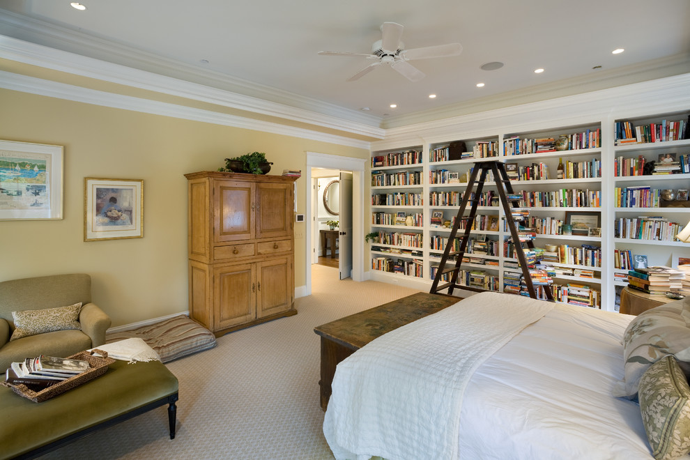 ワシントンD.C.にあるトラディショナルスタイルのおしゃれな主寝室 (ベージュの壁、カーペット敷き) のインテリア