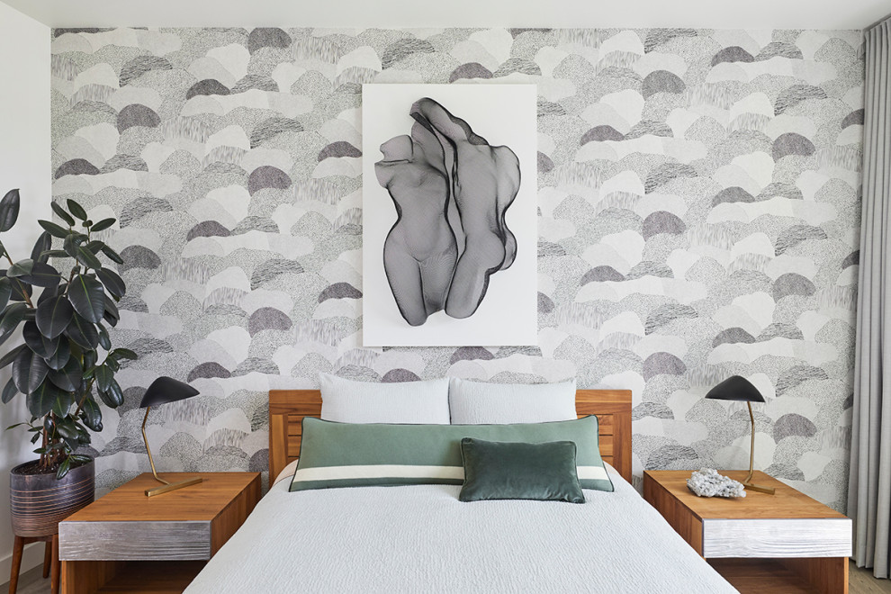 Diseño de dormitorio principal moderno de tamaño medio con paredes multicolor, suelo de madera en tonos medios y suelo gris
