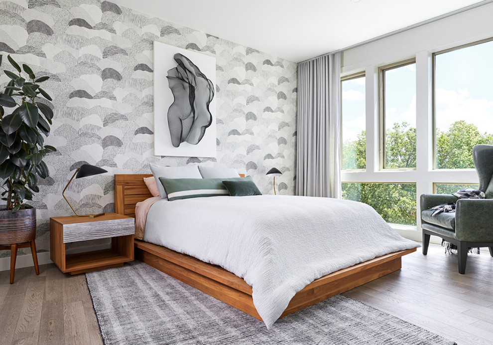 Diseño de dormitorio principal moderno de tamaño medio con paredes multicolor, suelo de madera en tonos medios y suelo gris