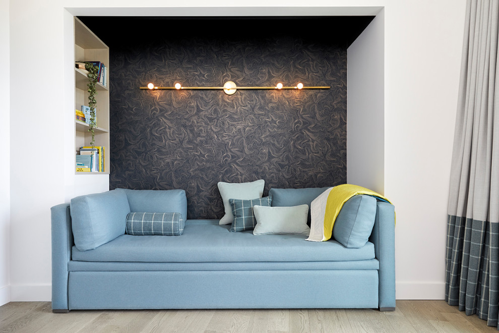 Ejemplo de habitación de invitados minimalista de tamaño medio con paredes multicolor, suelo de madera en tonos medios y suelo gris