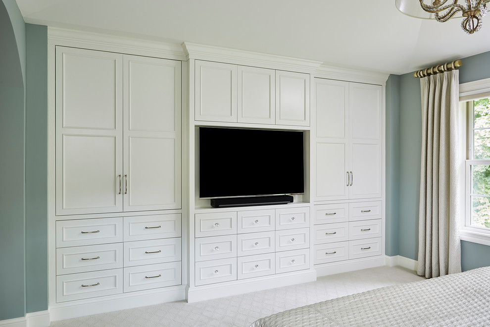 Imagen de dormitorio principal clásico renovado de tamaño medio sin chimenea con paredes azules, moqueta y suelo beige