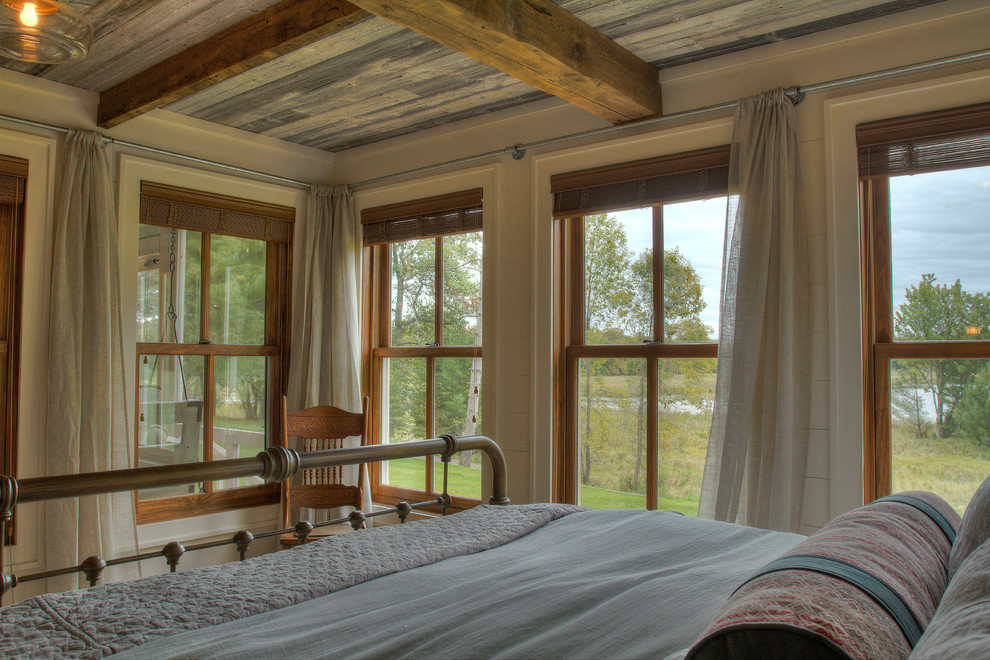 Ejemplo de dormitorio principal de estilo de casa de campo de tamaño medio con paredes blancas