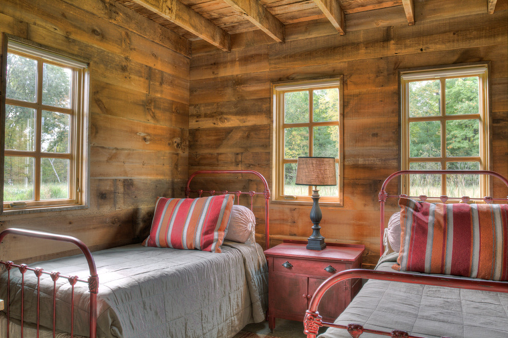 Ejemplo de habitación de invitados de estilo de casa de campo de tamaño medio con paredes marrones, suelo de madera en tonos medios y suelo marrón