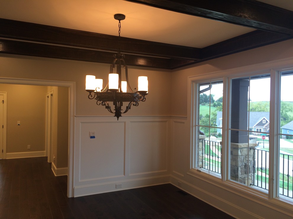 Imagen de habitación de invitados contemporánea de tamaño medio sin chimenea con paredes beige y suelo de madera oscura