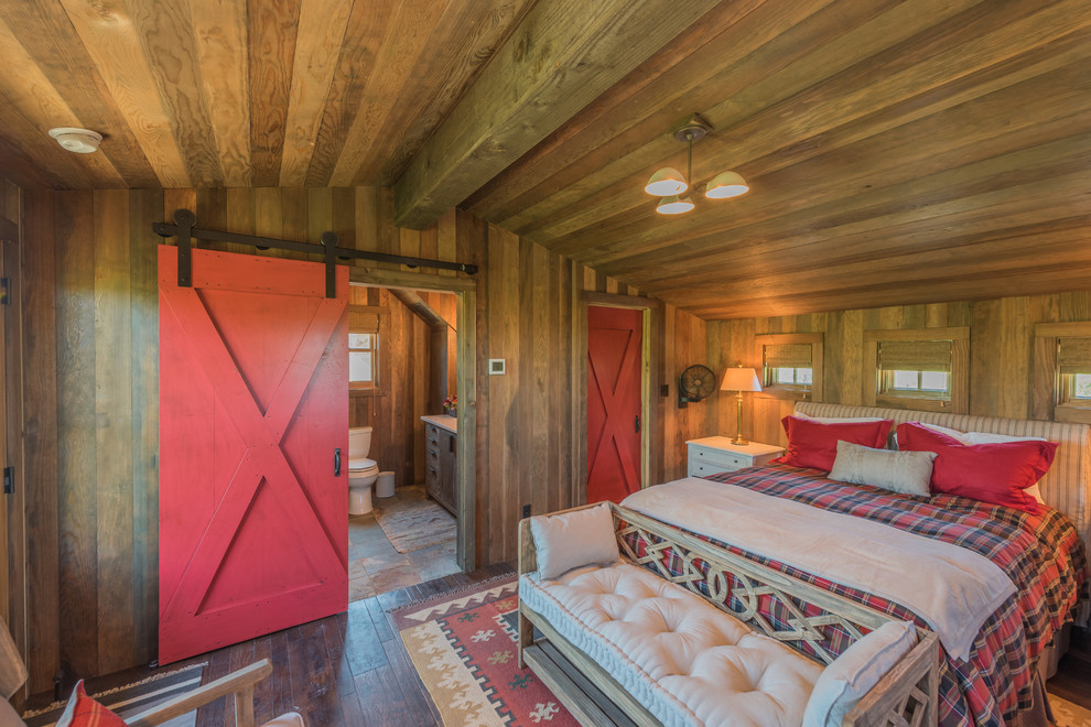 Mittelgroßes Rustikales Hauptschlafzimmer ohne Kamin mit dunklem Holzboden und brauner Wandfarbe in Austin