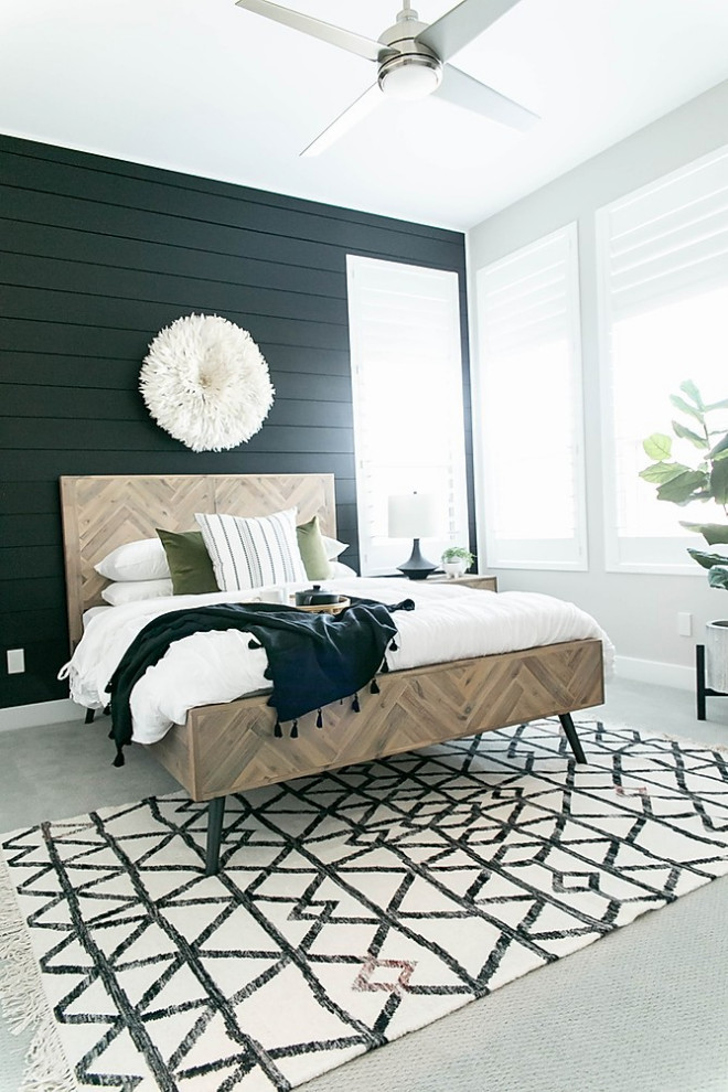 Idee per una camera degli ospiti minimalista di medie dimensioni con pareti nere, moquette e pavimento grigio