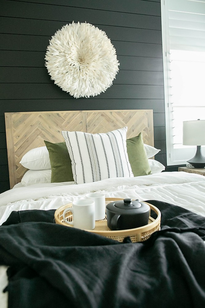 フェニックスにある中くらいなミッドセンチュリースタイルのおしゃれな客用寝室 (黒い壁、カーペット敷き、グレーの床) のレイアウト