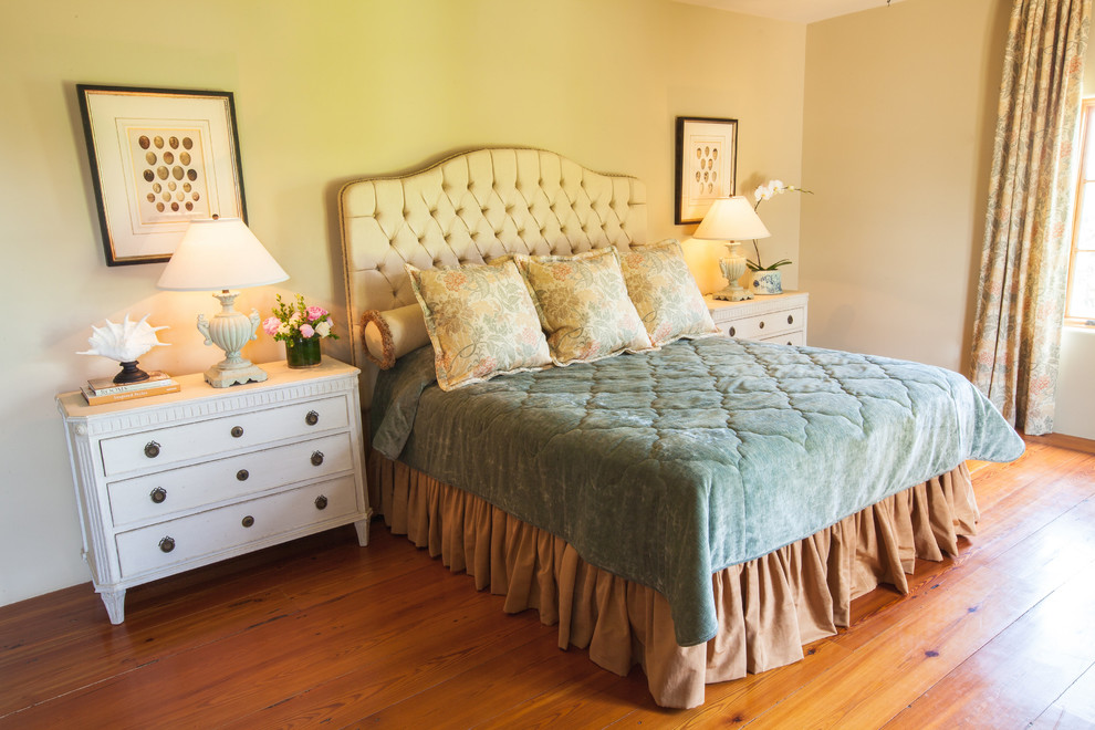 Ispirazione per una grande camera da letto classica con pareti beige, pavimento in legno massello medio, nessun camino e pavimento marrone