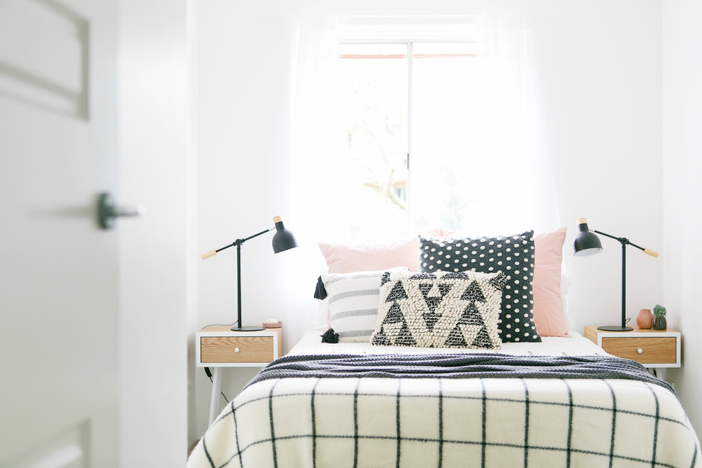 Modelo de habitación de invitados nórdica pequeña con paredes blancas, moqueta y suelo beige