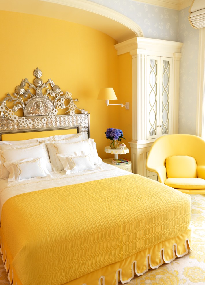 Modelo de dormitorio tradicional renovado sin chimenea con paredes amarillas y moqueta
