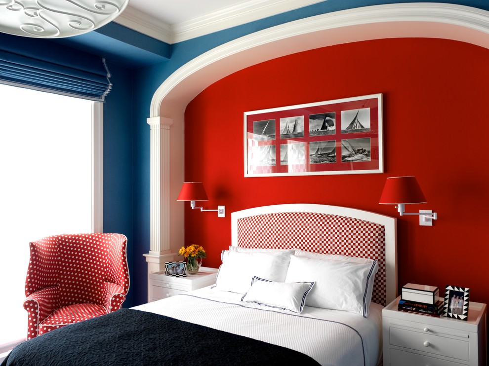 Стильный дизайн: спальня в стиле неоклассика (современная классика) с разноцветными стенами и кроватью в нише - последний тренд