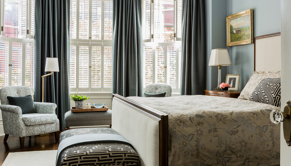 Immagine di una camera da letto chic con pareti blu, parquet scuro e nessun camino