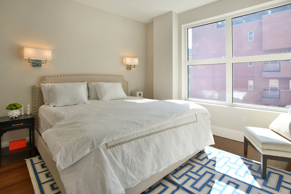 Ejemplo de habitación de invitados tradicional de tamaño medio sin chimenea con suelo de madera en tonos medios y paredes beige