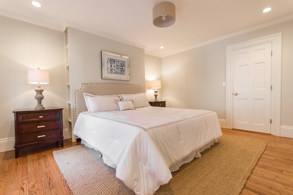 Diseño de habitación de invitados moderna de tamaño medio con paredes beige y suelo de madera en tonos medios