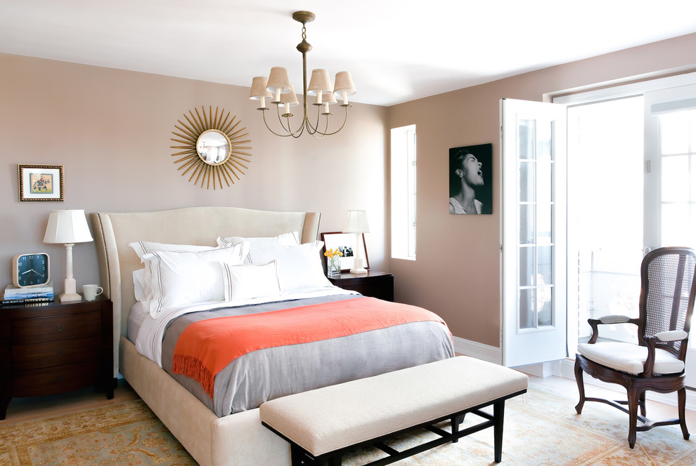 Idee per una piccola camera matrimoniale classica con pareti beige, parquet chiaro e pavimento beige