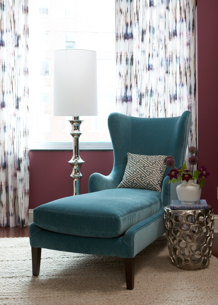 На фото: гостевая спальня (комната для гостей) в стиле модернизм с фиолетовыми стенами и ковровым покрытием без камина с