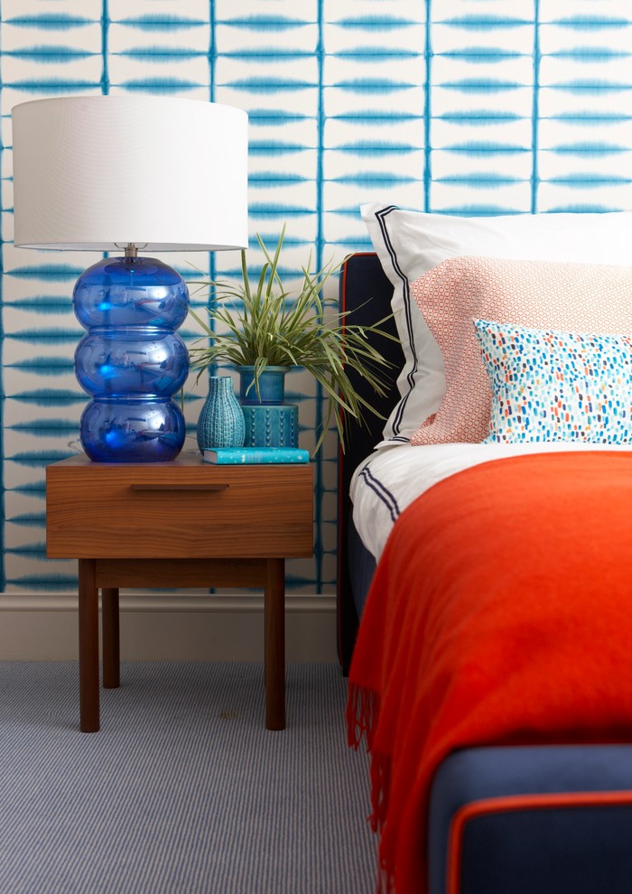 На фото: гостевая спальня среднего размера, (комната для гостей) в стиле модернизм с ковровым покрытием и синими стенами без камина