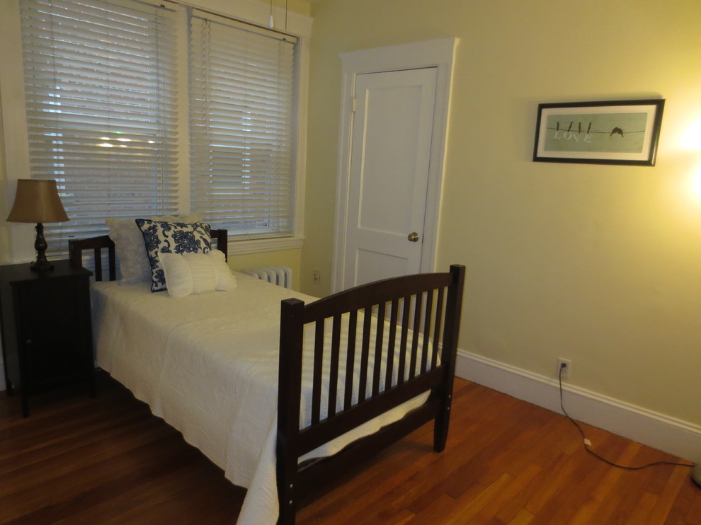 На фото: гостевая спальня среднего размера, (комната для гостей) в классическом стиле с паркетным полом среднего тона без камина с