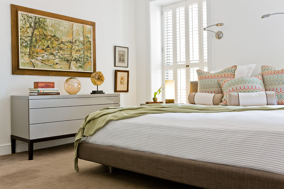 Свежая идея для дизайна: хозяйская спальня среднего размера в скандинавском стиле с белыми стенами и ковровым покрытием без камина - отличное фото интерьера