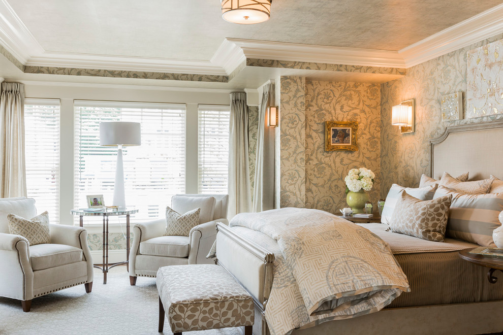 На фото: большая хозяйская спальня: освещение в классическом стиле с бежевыми стенами и ковровым покрытием без камина с