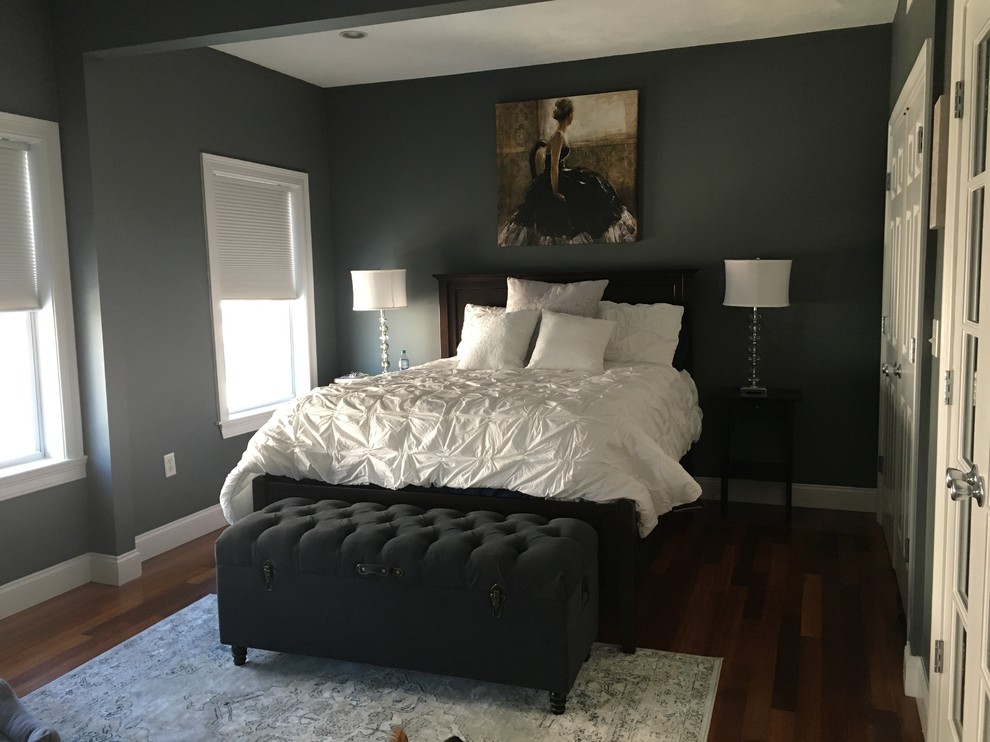 Diseño de dormitorio principal clásico renovado de tamaño medio sin chimenea con paredes grises y suelo de madera oscura