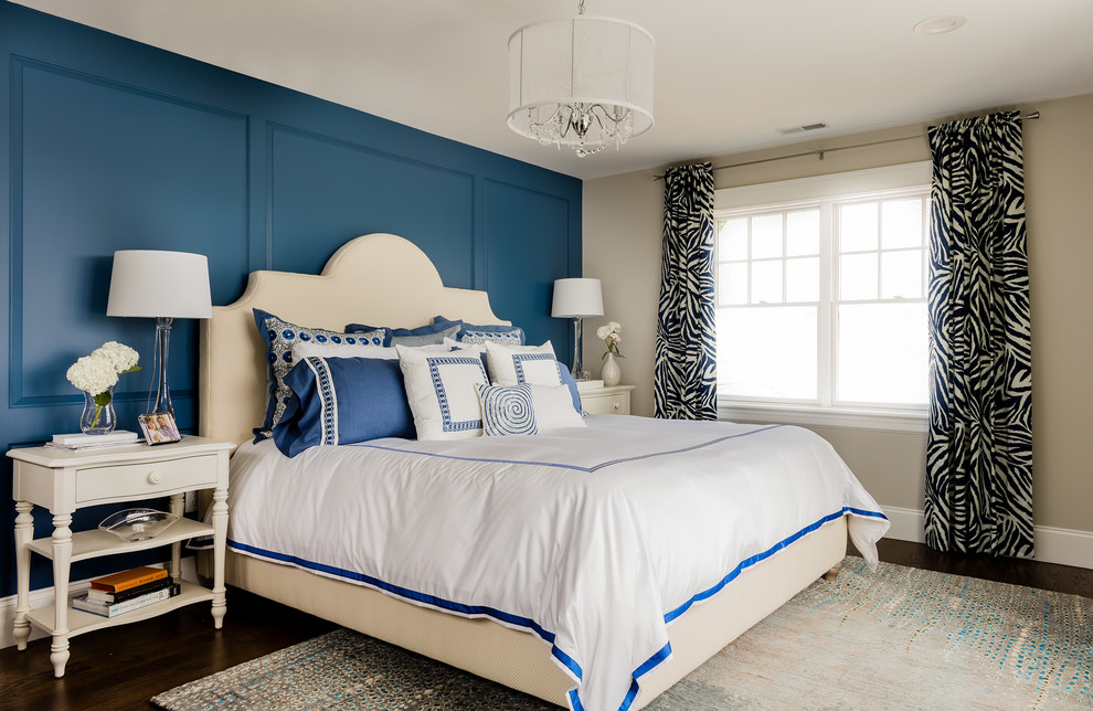 ボストンにある中くらいなトランジショナルスタイルのおしゃれな主寝室 (青い壁、濃色無垢フローリング、暖炉なし) のレイアウト