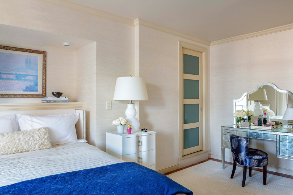 Esempio di una camera da letto tradizionale con pareti beige, pavimento in legno massello medio, pavimento marrone e carta da parati