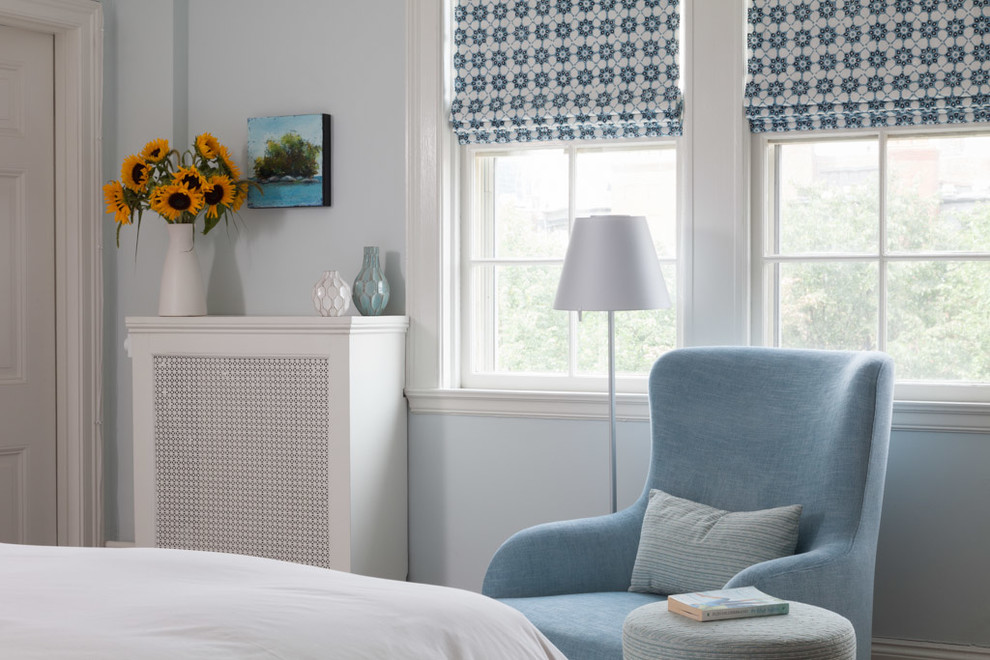 Inspiration pour une chambre parentale minimaliste de taille moyenne avec un mur bleu.