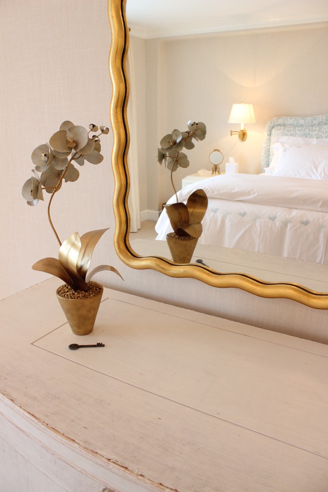 Ejemplo de dormitorio principal clásico con paredes beige, moqueta y suelo beige
