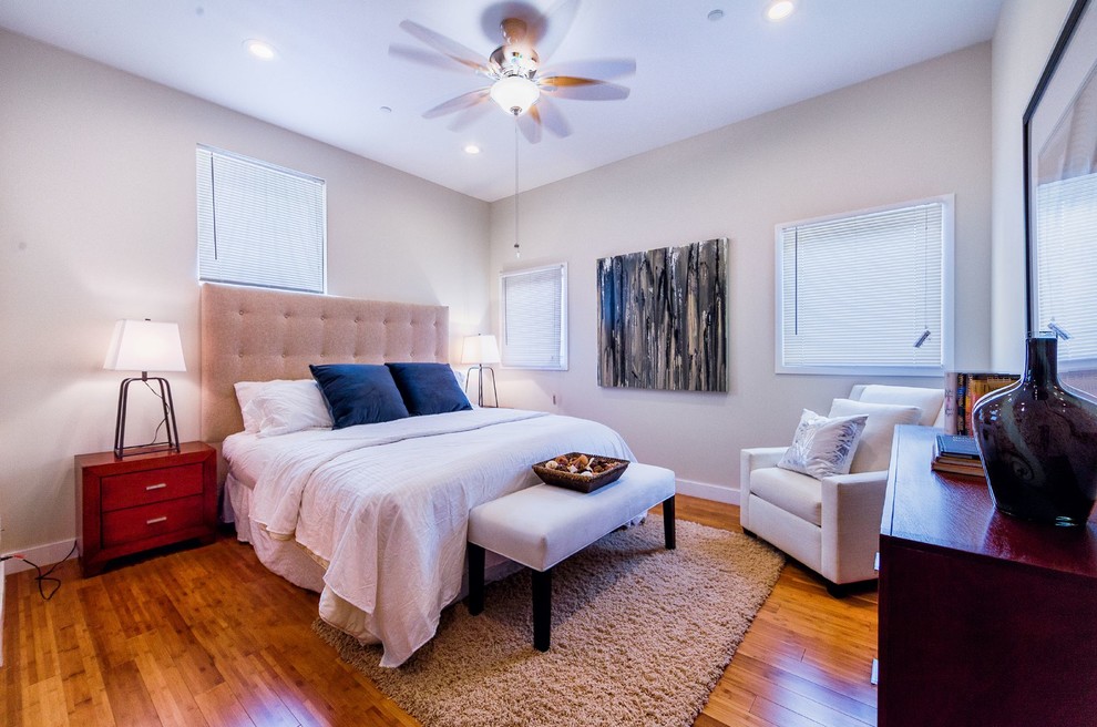 ロサンゼルスにある広いコンテンポラリースタイルのおしゃれな主寝室 (ベージュの壁、竹フローリング、暖炉なし)