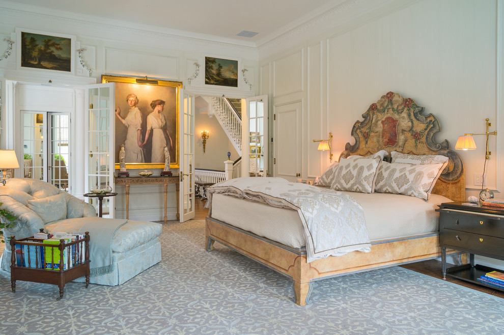 Стильный дизайн: спальня в классическом стиле с белыми стенами и темным паркетным полом - последний тренд