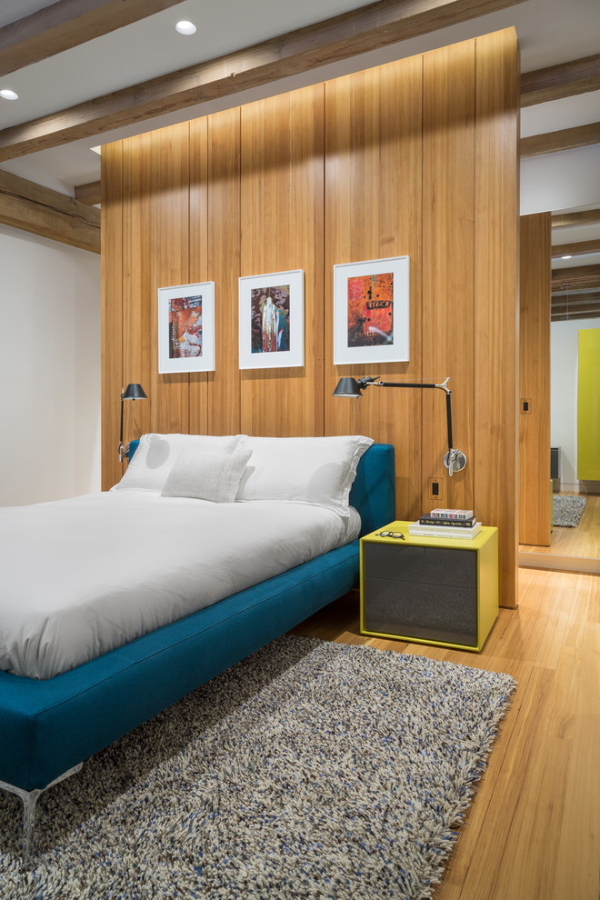 Идея дизайна: гостевая спальня (комната для гостей) в стиле лофт с белыми стенами и паркетным полом среднего тона
