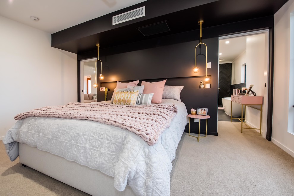 Свежая идея для дизайна: хозяйская спальня среднего размера в современном стиле с ковровым покрытием, черными стенами и серым полом - отличное фото интерьера