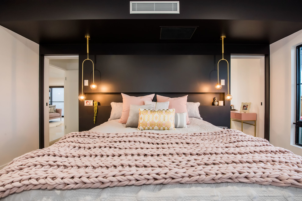 На фото: хозяйская спальня среднего размера в современном стиле с черными стенами, ковровым покрытием и серым полом