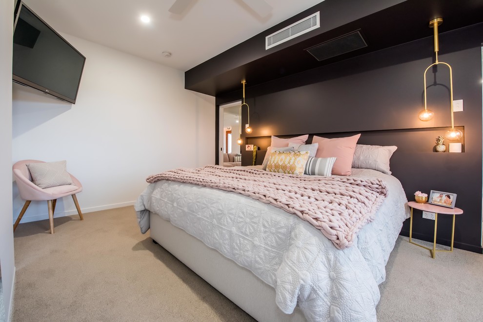 Стильный дизайн: хозяйская спальня среднего размера в современном стиле с черными стенами, ковровым покрытием и серым полом - последний тренд