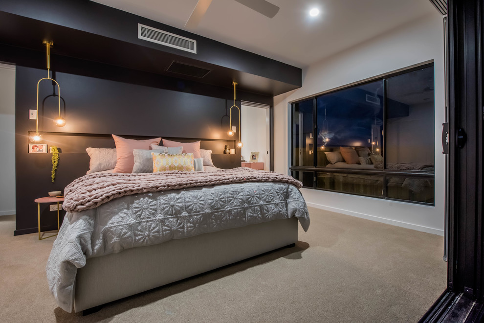 Стильный дизайн: хозяйская спальня среднего размера в современном стиле с черными стенами, ковровым покрытием и серым полом - последний тренд