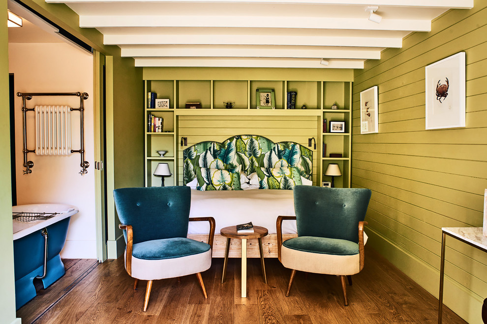 サセックスにある中くらいなトロピカルスタイルのおしゃれな客用寝室 (緑の壁、無垢フローリング、茶色い床) のインテリア