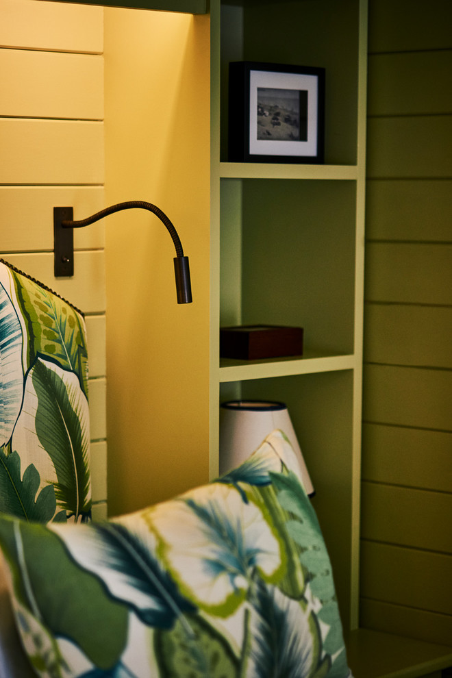 サセックスにある中くらいなコンテンポラリースタイルのおしゃれな主寝室 (緑の壁、濃色無垢フローリング、茶色い床) のレイアウト
