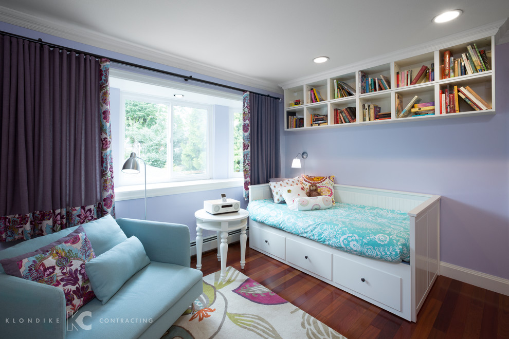 Esempio di una camera da letto classica di medie dimensioni con pareti viola, pavimento in legno massello medio e nessun camino
