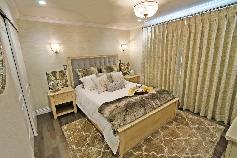 Modelo de dormitorio principal tradicional de tamaño medio sin chimenea con paredes beige y suelo de madera oscura