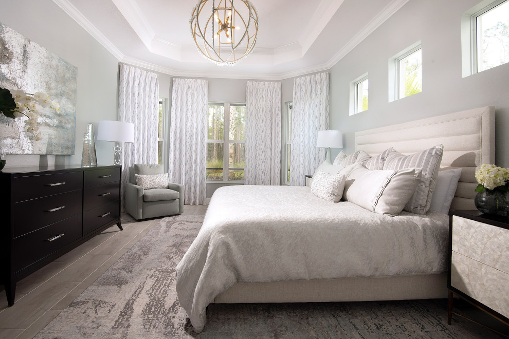 Mittelgroßes Maritimes Hauptschlafzimmer ohne Kamin mit grauer Wandfarbe, Keramikboden und grauem Boden in Miami